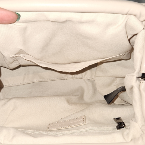 Badgley Mischka Cream Crossbody Bag - Picture 4 of 10